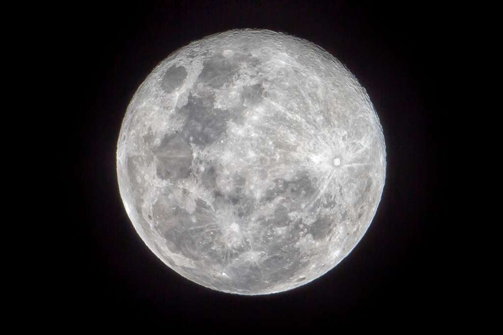 AME5696. SANTA LUCIA (HONDURAS), 16/12/2024.- Fotografía de la Luna llena este domingo, en el mirador del municipio de Santa Lucia, en el departamento de Francisco Morazán (Honduras). EFE/ Gustavo Amador