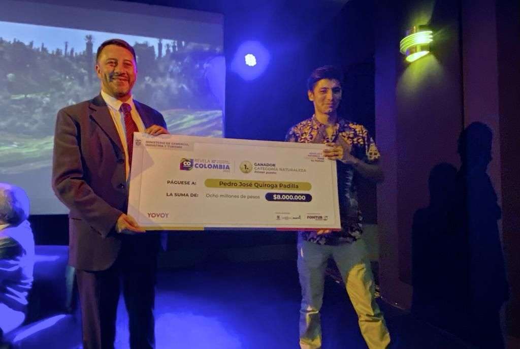 Arturo Bravo, viceministro de Turismo; y Pedro José Quiroga Padilla, ganador en la categoría Naturaleza.