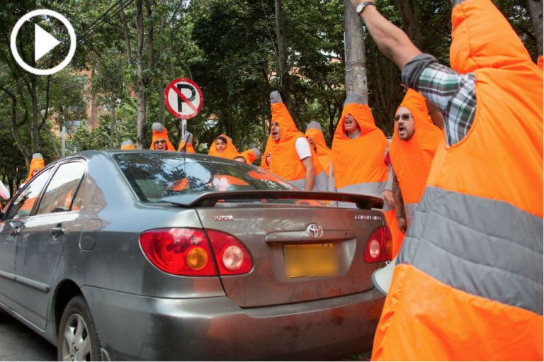 Gresca entre cono humano y mal parqueado en Bogotá quedó registrada en video