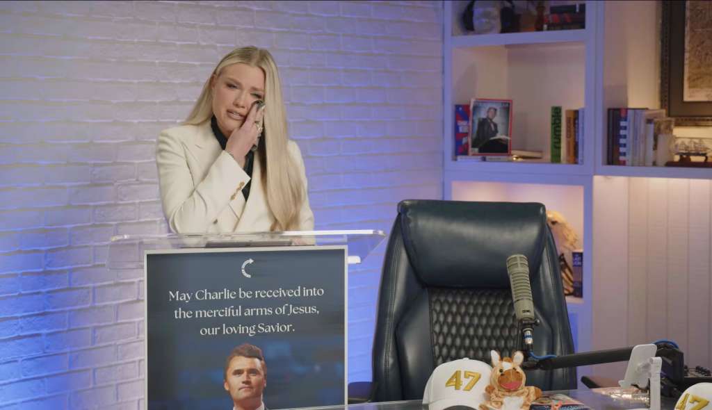 AME9225. PHOENIX (ESTADOS UNIDOS), 12/09/2025.- Captura de video cedida por la organización sin ánimo de lucro Turning Point USA de la esposa del comentarista conservador Charlie Kirk, Erika, durante una declaración este viernes, en Phoenix (EE.UU.). Erika prometió continuar con el legado de su marido y lanzó una advertencia a los involucrados en su asesinato: "Si antes pensaban que la misión de mi esposo era poderosa, no tienen idea de lo que acaban de desatar en todo este país y en este mundo". EFE/ Turning Point Usa /SOLO USO EDITORIAL/ SOLO DISPONIBLE PARA ILUSTRAR LA NOTICIA QUE ACOMPAÑA (CRÉDITO OBLIGATORIO)
