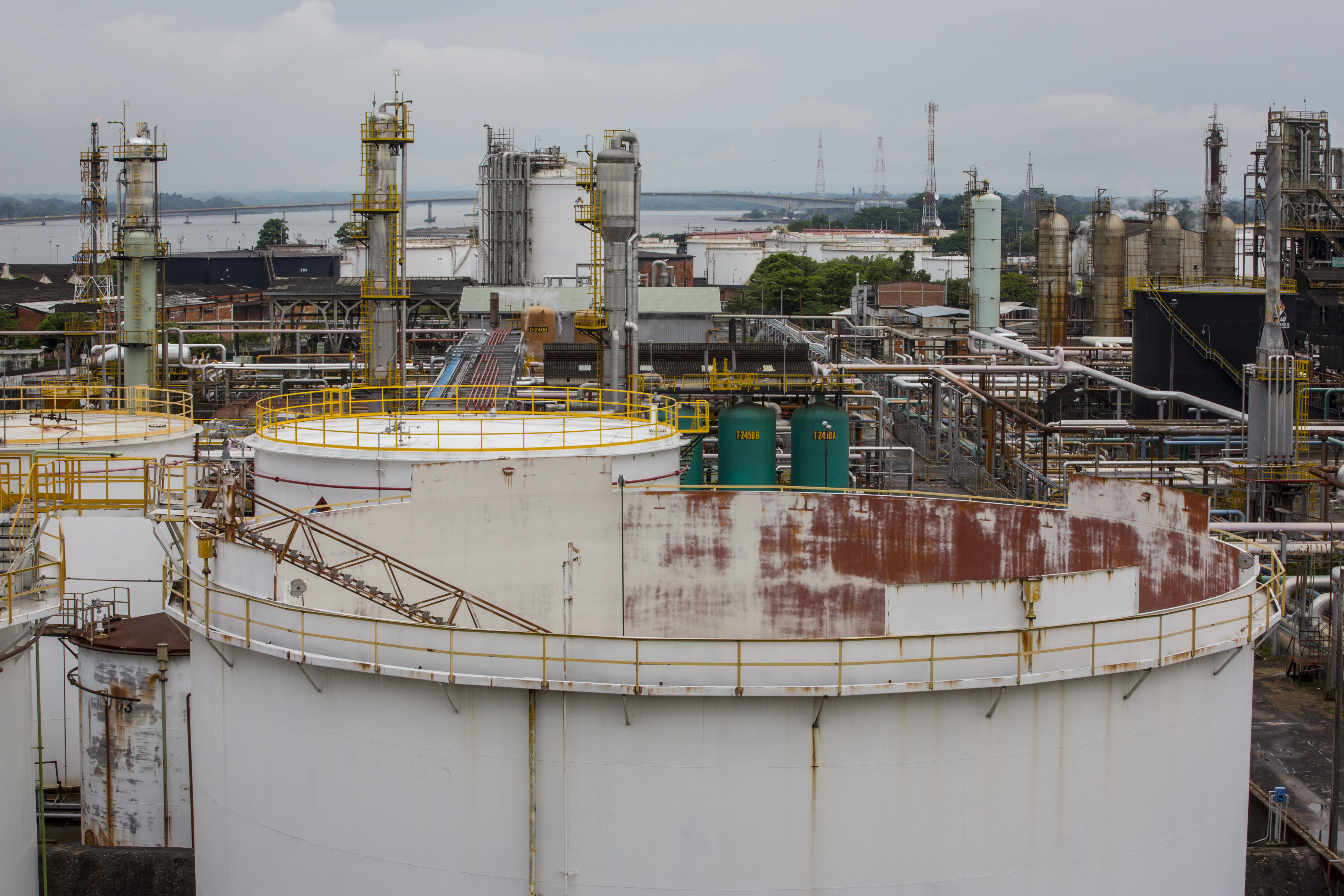 Tras la caída de más de 6% sufrida el martes, el mercado absorbió sin mayor interés la noticia de Estados Unidos siguió aumentando sus reservas petroleras. / Bloomberg News