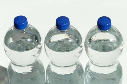 OMS dice que los microplásticos en agua potable suponen un "riesgo mínimo" para la salud