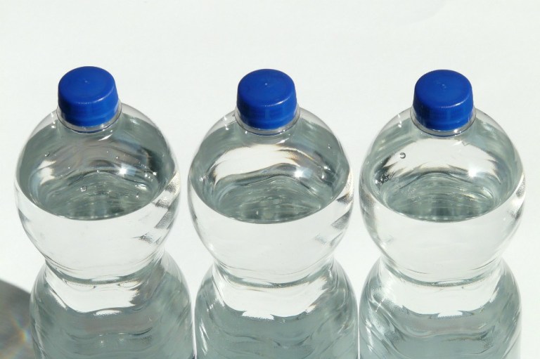 OMS dice que los microplásticos en agua potable suponen un «riesgo mínimo» para la salud