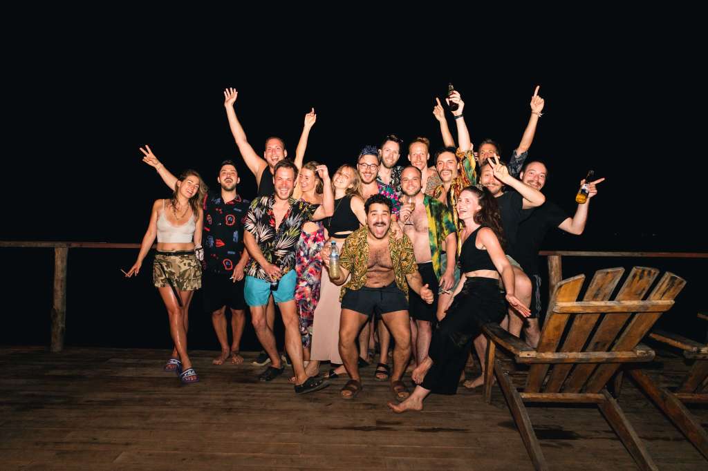 Allí se encuentra La Playita, un espacio que ha evolucionado de ser un hostal tradicional a convertirse en un modelo de turismo regenerativo, comprometido con el bienestar de sus visitantes y con el desarrollo sostenible de la isla.