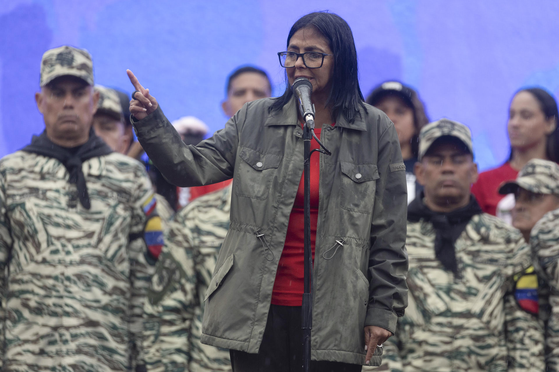 AME3200. CARACAS (VENEZUELA), 13/04/2026.- La presidenta encargada de Venezuela, Delcy Rodríguez, habla en una actividad oficialista para conmemorar el 'Día de la dignidad nacional' este lunes, en Caracas (Venezuela). EFE/ Miguel Gutiérrez