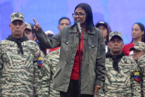 Delcy Rodríguez impulsa cambios en el gabinete y nombra a Carlos Alvarado ministro de Salud