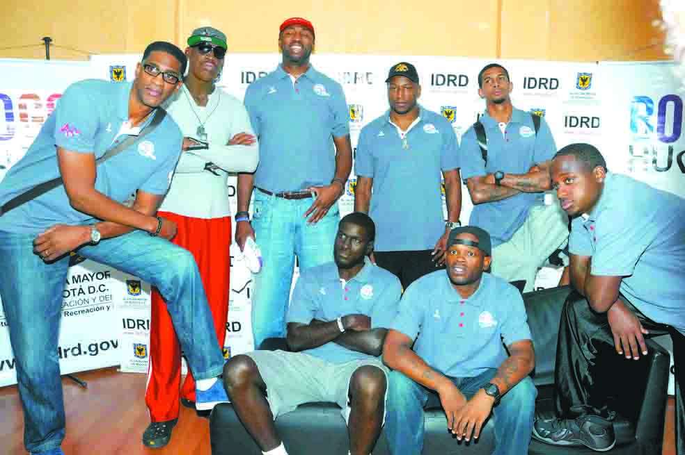 Dennis Rodman (segundo de izquierda a derecha) junto a su equipo, con el que jugará hoy.