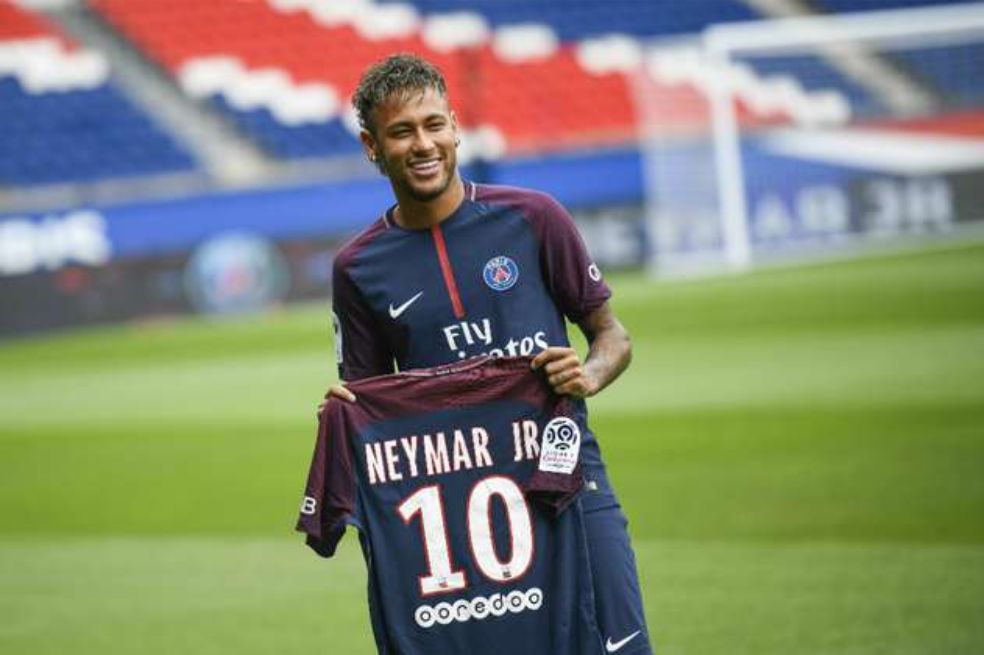 Neymar en su presentación como nuevo jugador del PSG. Los parisinos pagaron 222 millones de euros por él.