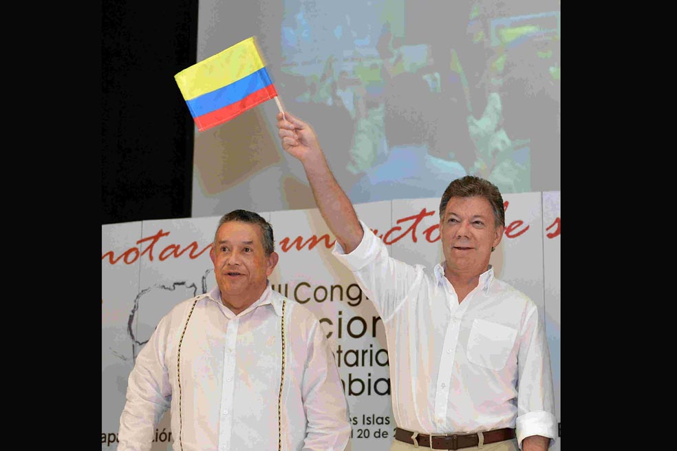 Álvaro Rojas Charry, presidente de la Unión Colegiada del Notariado Colombiano, en compañía del presidente de la República, Juan Manuel Santos. / Presidencia