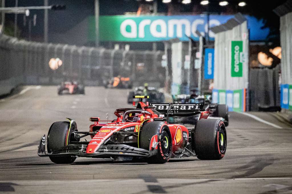 Singapore (Singapore), 16/09/2023.- Spanish Formula One driver Carlos Sainz of Scuderia Ferrari in action during the qualifying session of the Formula 1 Singapore Grand Prix at the Marina Bay Street Circuit racetrack in Singapore, 16 September 2023. (Fórmula Uno, Singapur, Singapur) EFE/EPA/TOM WHITE
