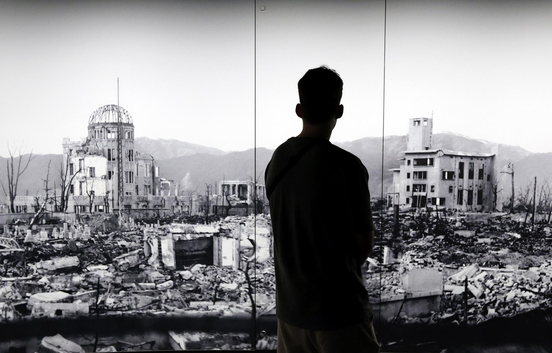 FOTODELDIA HIROSHIMA (Japón), 05/08/2025.- Un visitante observa una enorme fotografía de Hiroshima devastada por el primer bombardeo atómico del mundo en el Museo Memorial de la Paz de Hiroshima, Japón, este martes, 5 de agosto. El 6 de agosto de 2025 se cumplirá el 80.º aniversario del bombardeo de Hiroshima. EFE/FRANCK ROBICHON
