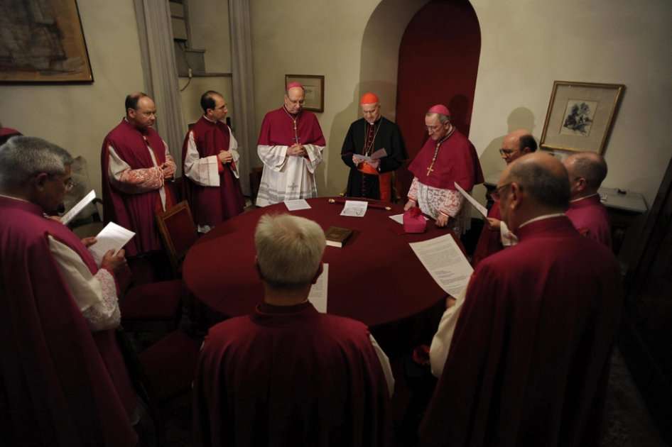 Tarcisio Bertone (C), secretario de Estado Vaticano, es el actual camarlengo, como se denomina al administrador de los bienes y derechos temporales de la Santa Sede hasta la elección del sucesor de Benedicto XVI./ EFE