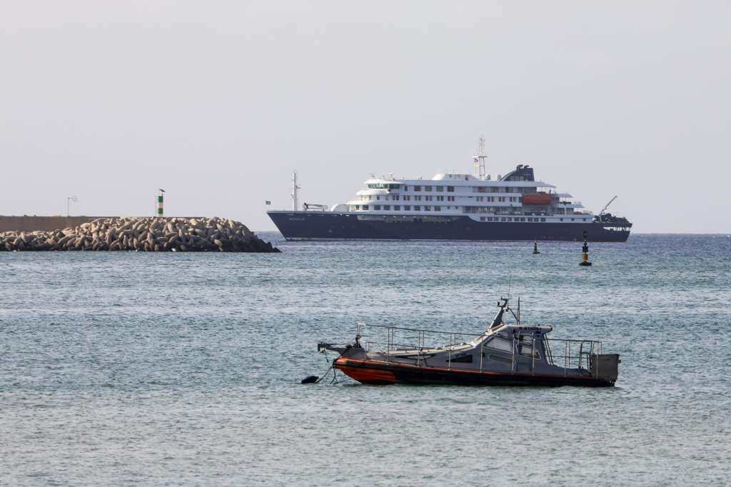 Praia (Cape Verde), 04/05/2026.- Dutch cruise ship MV Hondius (back) is anchored off the coast of the city of Praia on the island of Santiago, Cape Verde, 04 May 2026, after three people died onboard from an acute respiratory syndrome. The World Health Organization (WHO) reported one confirmed case and five additional suspected cases of hantavirus infection on the vessel sailing in the Atlantic Ocean. Three of those affected have died and one is currently in intensive care in South Africa. (Cabo Verde, Sudáfrica) EFE/EPA/ELTON MONTEIRO