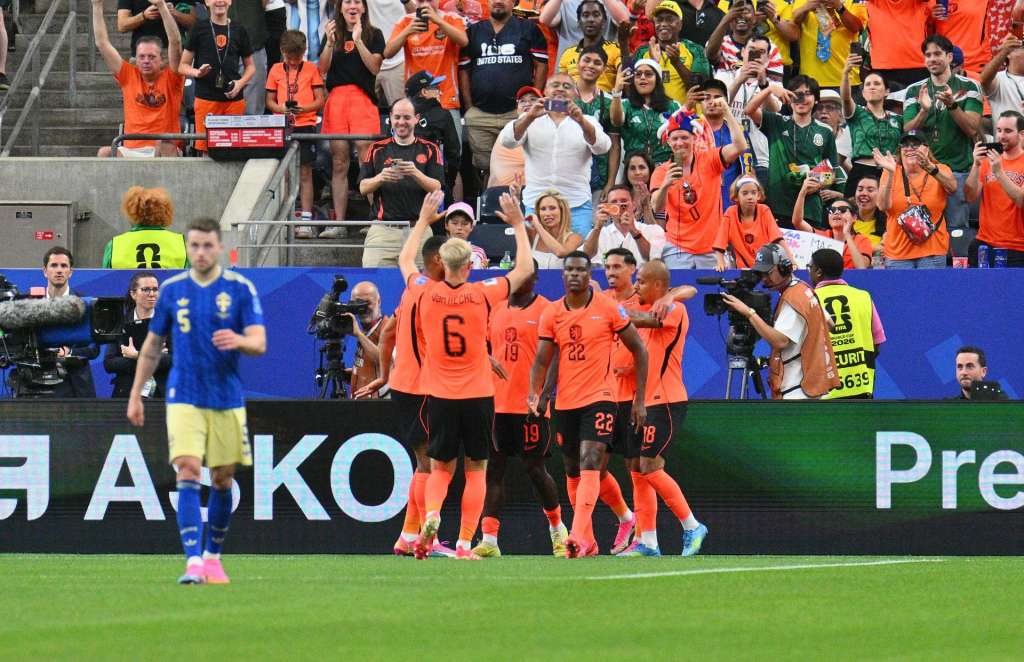 HOUSTON (United States), 20/06/2026.- Brian Brobbey of Netherlands (C) celebrates with teammates after scoring the 2-0 goal during the FIFA World Cup 2026 group stage match Netherlands against Sweden, in Houston, USA, 20 June 2026. (Países Bajos; Holanda, Suecia) EFE/EPA/SAM WASSON