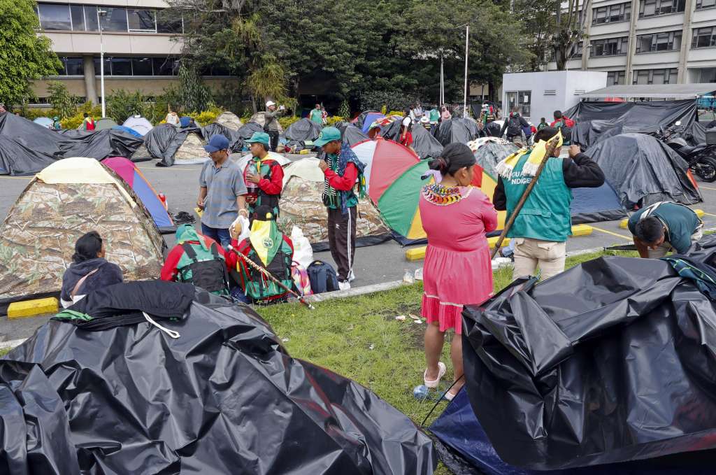 AME1250. BOGOTÁ (COLOMBIA), 26/11/2024.- Indígenas Embera instalan carpas frente a la Agencia Nacional de Tierras este martes en Bogotá (Colombia). Al menos 4.000 indígenas embera del departamento colombiano de Risaralda (centro) llegaron a Bogotá en la madrugada de este martes para denunciar la muerte de varios niños de su comunidad por desnutrición y exigir paz y seguridad en sus territorios. EFE/Mauricio Dueñas Castañeda