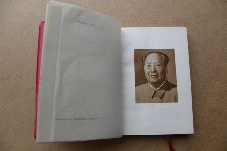 Libro Rojo de Mao
Fue publicado en abril de 1964 por el gobierno de la República Popular China y recoge citas y discursos pronunciados por Mao Tse-tung que en ese momento era el presidente del Partido Comunista de China.
Se dice que es el segundo libro más vendido, después de la Biblia con más de 900 millones de ejemplares. El libro cuenta con 33 capítulos, en los que se recogen 427 citas de Tse-tung.