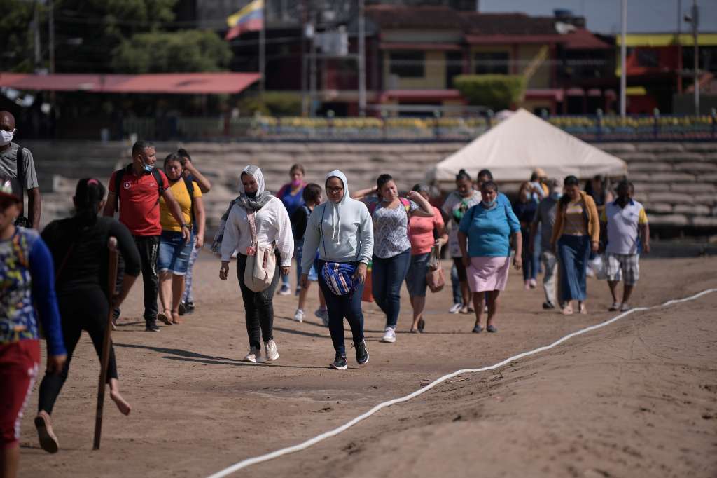 Migración de ciudadanos venezolanos por el Puente Internacional José Antonio Páez, punto fronterizo sobre el río Arauca que comunica a las poblaciones de El Amparo en Venezuela y Arauca en Colombia.