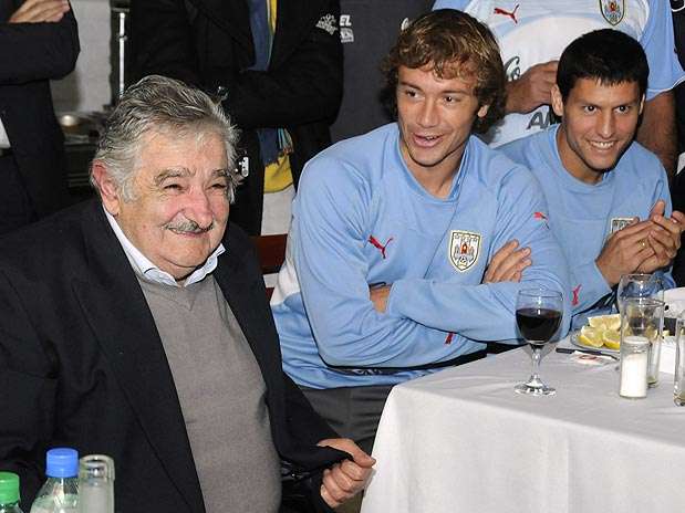 El presidente uruguayo José Mujica y el capitán de la selección uruguaya de fútbol, Diego Lugano/ Foto: EFE