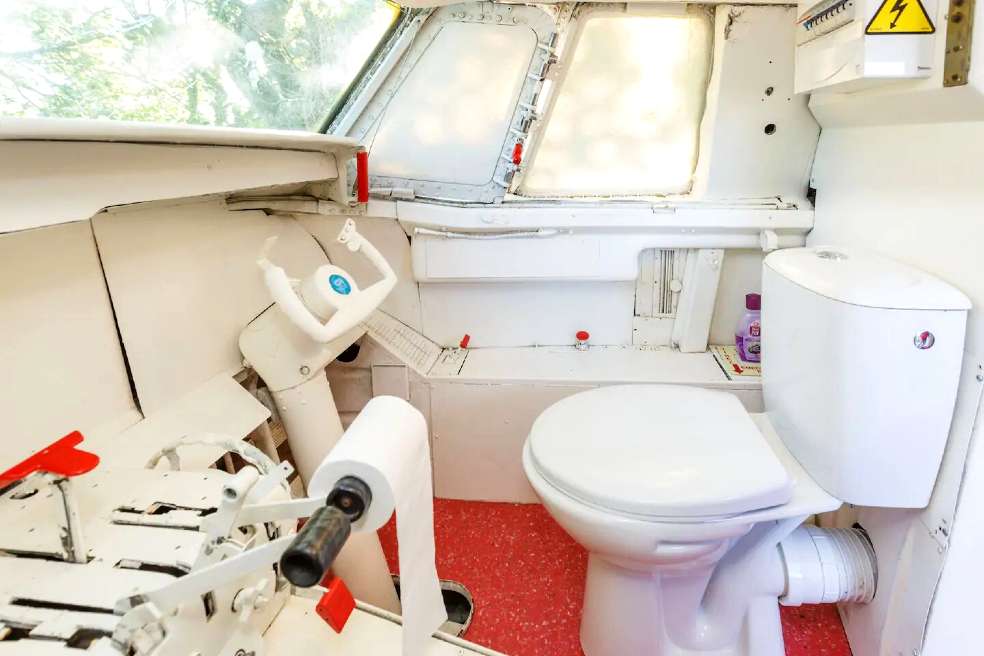 La cabina de piloto convertida en baño en un hospedaje no convencional, en Francia.