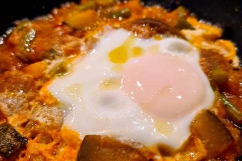 Receta para preparar shakshuka: huevos atomatados