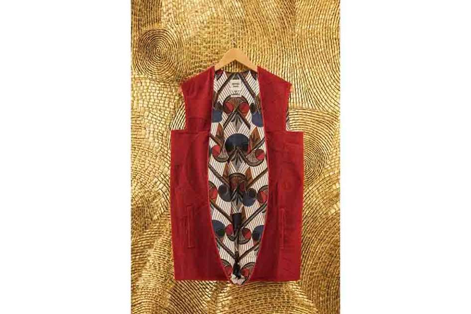 El chaleco que creó la marca Hermès inspirada en una de las obras de Olga de Amaral. / Fotos: Diego Amaral