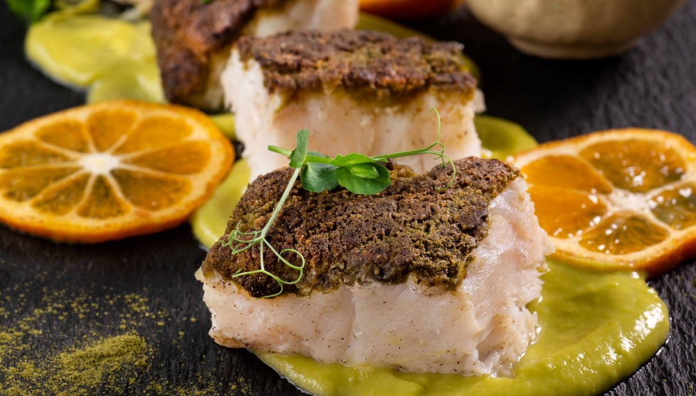 Corvina con piel de coca, emulsión de aguacate y limón mandarino.