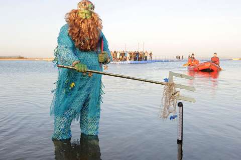 Con un baño en aguas heladas, los europeos reciben el 2014