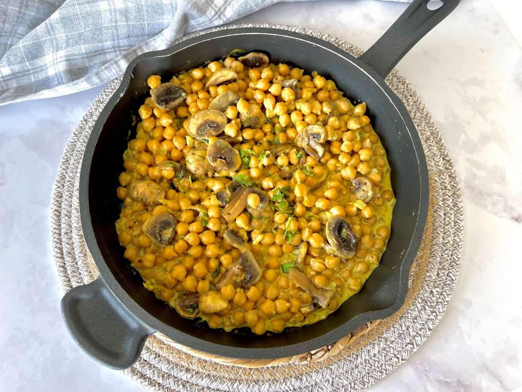 Garbanzos al curry con champiñones