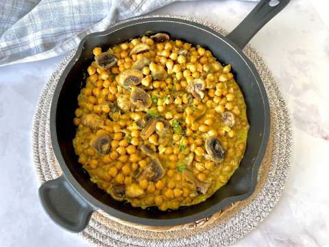 Garbanzos al curry con champiñones, un almuerzo imperdible para el paladar
