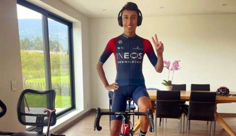 Egan Bernal, de nuevo encima de la bicicleta con el uniforme del Ineos
