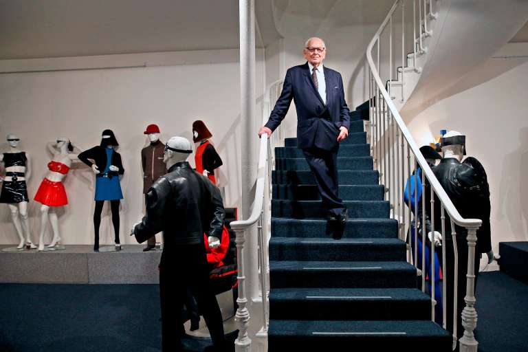 El diseñador francés Pierre Cardin posa para una fotografía durante la inauguración del Museo Pierre Cardin y la exposición inaugural 'Passe Present Futur' (Pasado, presente y futuro) en París, Francia, el 13 de noviembre de 2014. / EFE
