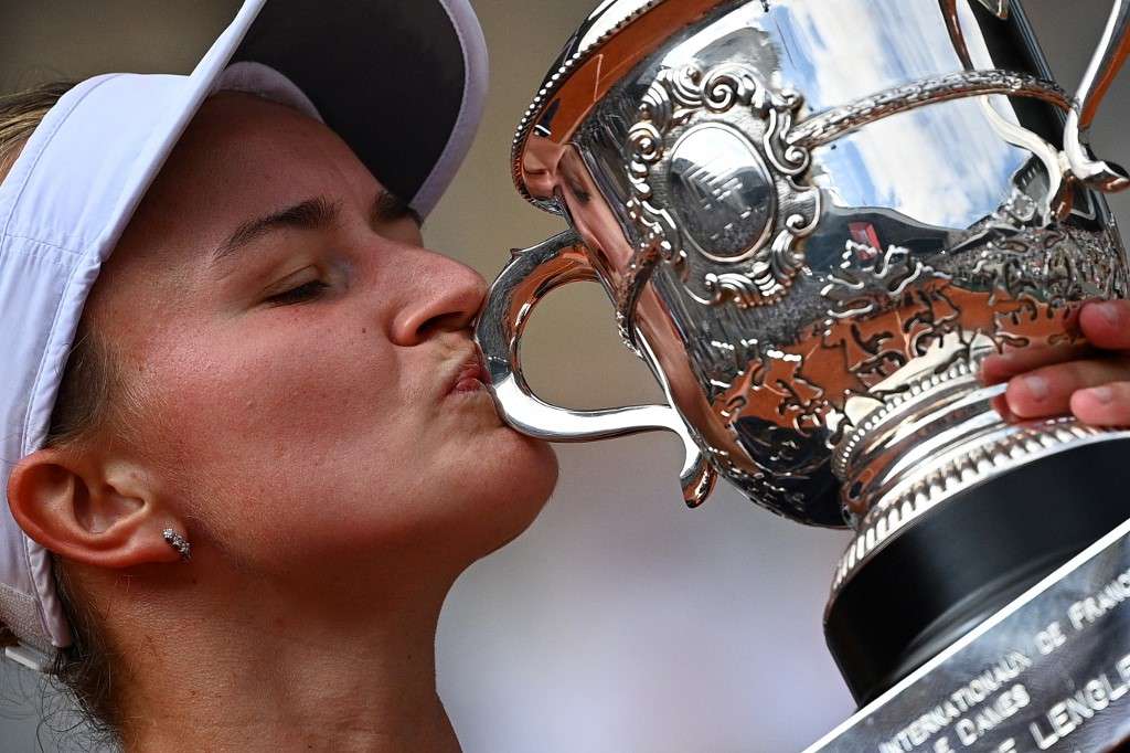 Barbora Krejcikova, con el trofeo de Roland Garros.