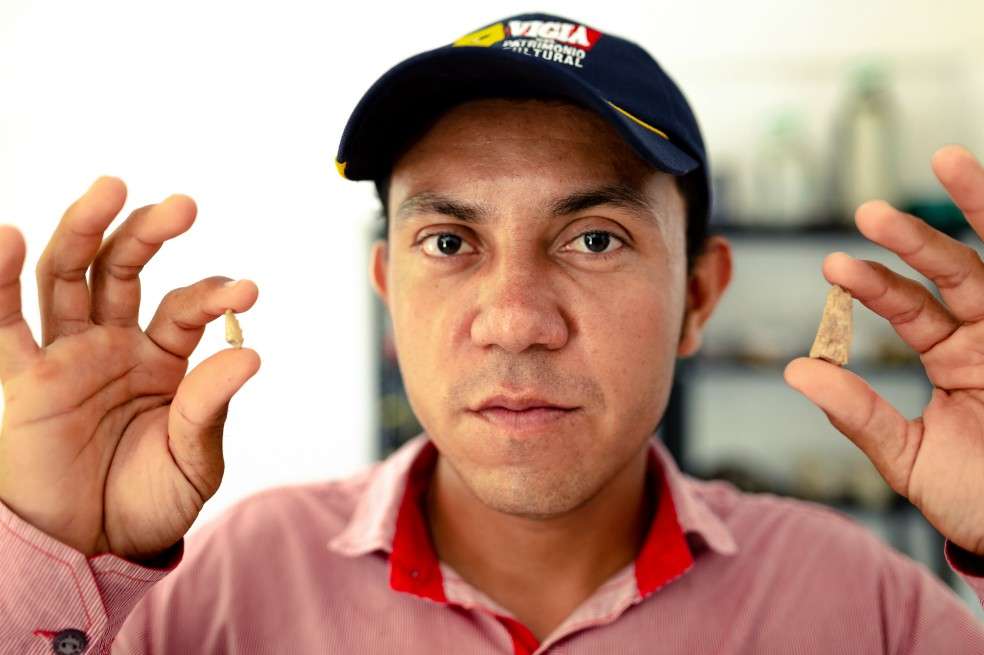 Andrés Vanegas (28 años) sostiene los dos primeros fósiles que descubrió en el desierto de La Tatacoa: un diente de caimán y las tenacitas de un cangrejo que vivieron en la zona hace más de 12 millones de años. / Fotos: Felipe Villegas - Instituto Humboldt.