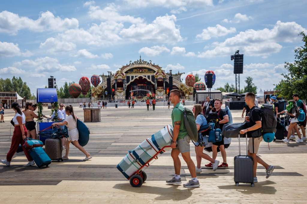 BOOM (Belgium), 17/07/2025.- First festivalgoers arrive at Tomorrowland 2025, where the main stage was destroyed by fire in Boom, Belgium, 17 July 2025. A major fire broke out on July 16 at the Tomorrowland 2025 festival grounds in Boom, Belgium, completely destroying the main stage. On July 17, organizers of the dance music festival said they had spent the night working on possible solutions for the main stage and confirmed that the festival would go ahead as planned. The cause of the fire remains unknown. Tomorrowland is one of the world's largest and most prestigious electronic music festivals. (Bélgica) EFE/EPA/OLIVIER MATTHYS