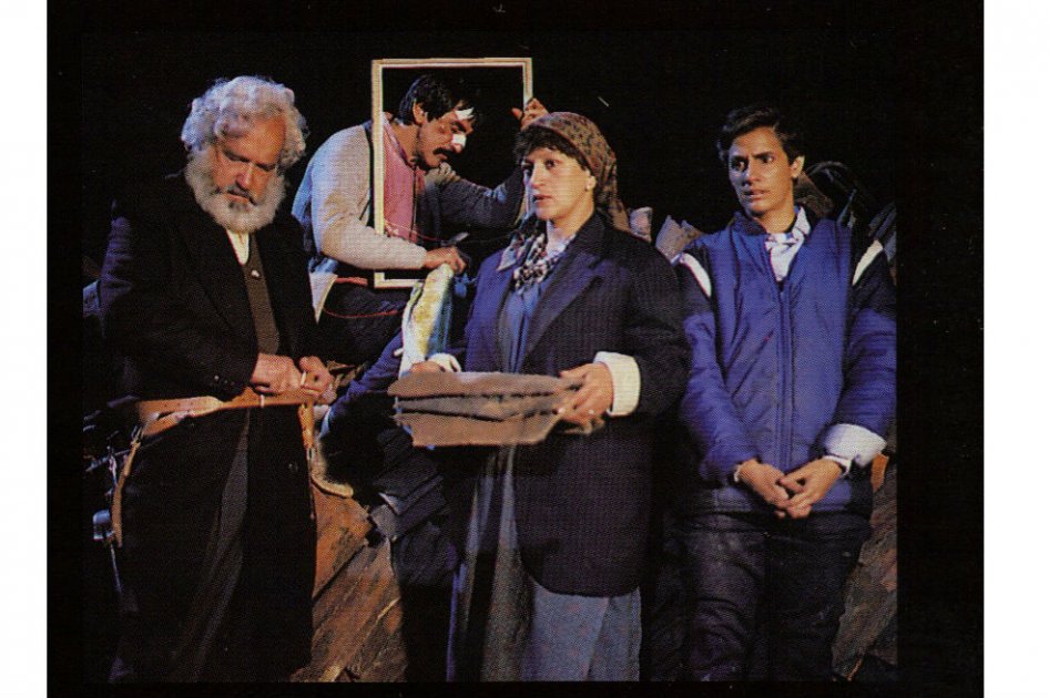 Fotograma de "La estrategia del caracol" (1993). Director: Sergio Cabrera. En la imagen: Jacinto (Fausto Cabrera), “Perro” Romero (Frank Ramírez), Doña Elulalia (Vicky Hernández) y Gabriel (Florina Lemaitre) / Foto: Archivo Producción La estrategia del caracol.