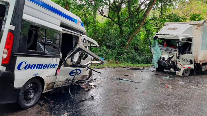 El colectivo de la empresa Coomotor chocó de frente contra un camión para el transporte de víveres y alimentos.