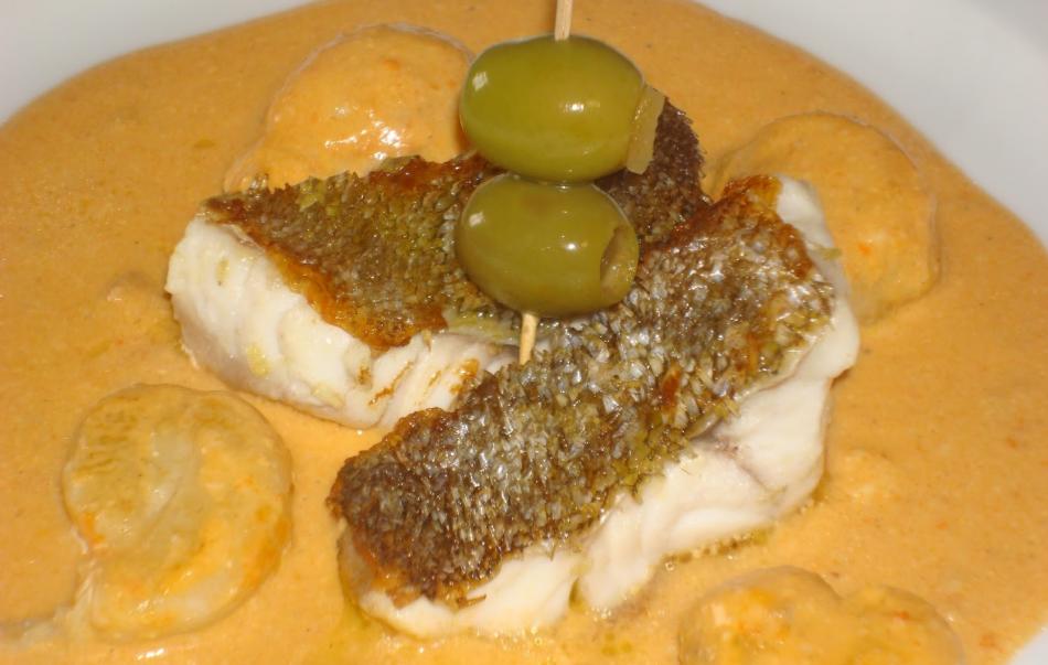 Mero a la parrilla en salsa de aceitunas