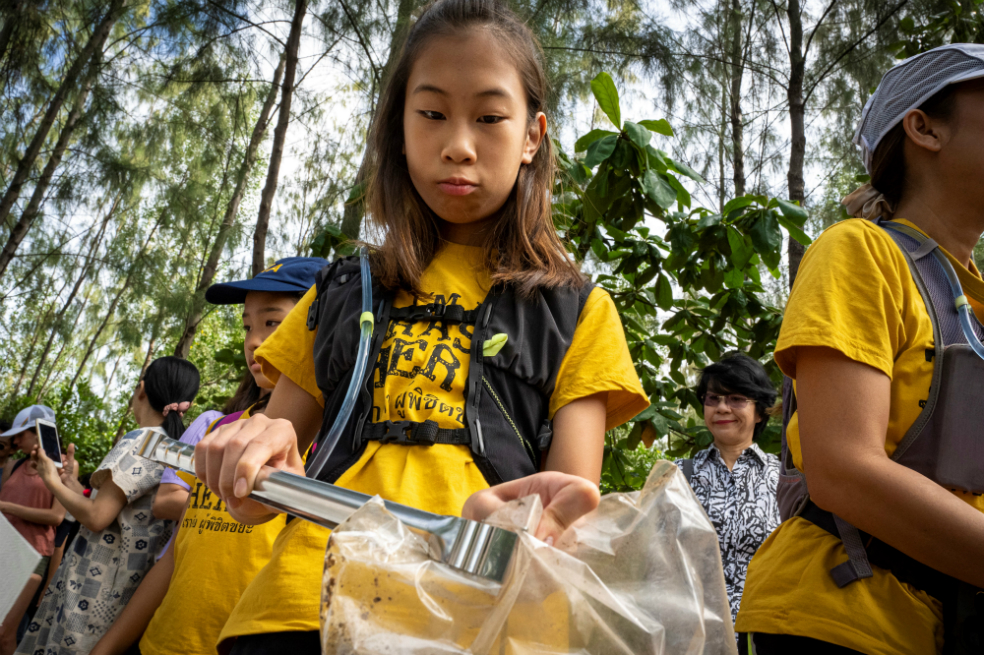 Lilly recoge desechos plásticos durante la iniciativa de limpieza Trash Hero en el bosque urbano y playa Khung Bang Kachao en Bangkok. / AFP