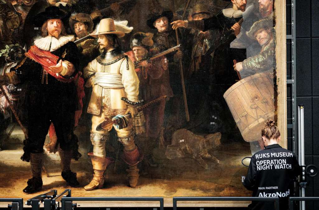 Amsterdam (Netherlands), 23/09/2025.- The painting 'The Night Watch' by Dutch painter Rembrandt at the Rijksmuseum, in Amsterdam, the Netherlands, 23 September 2025. According to the Rijksmuseum, Rembrandt based the barking dog in his most famous painting, 'The Night Watch', on an early 17th-century drawing by Adriaen van de Venne (1590–1662). The remarkable resemblance between the two dogs was recently discovered, despite the drawing having been in the Rijksmuseum collection for over a hundred years. (Países Bajos; Holanda) EFE/EPA/RAMON VAN FLYMEN