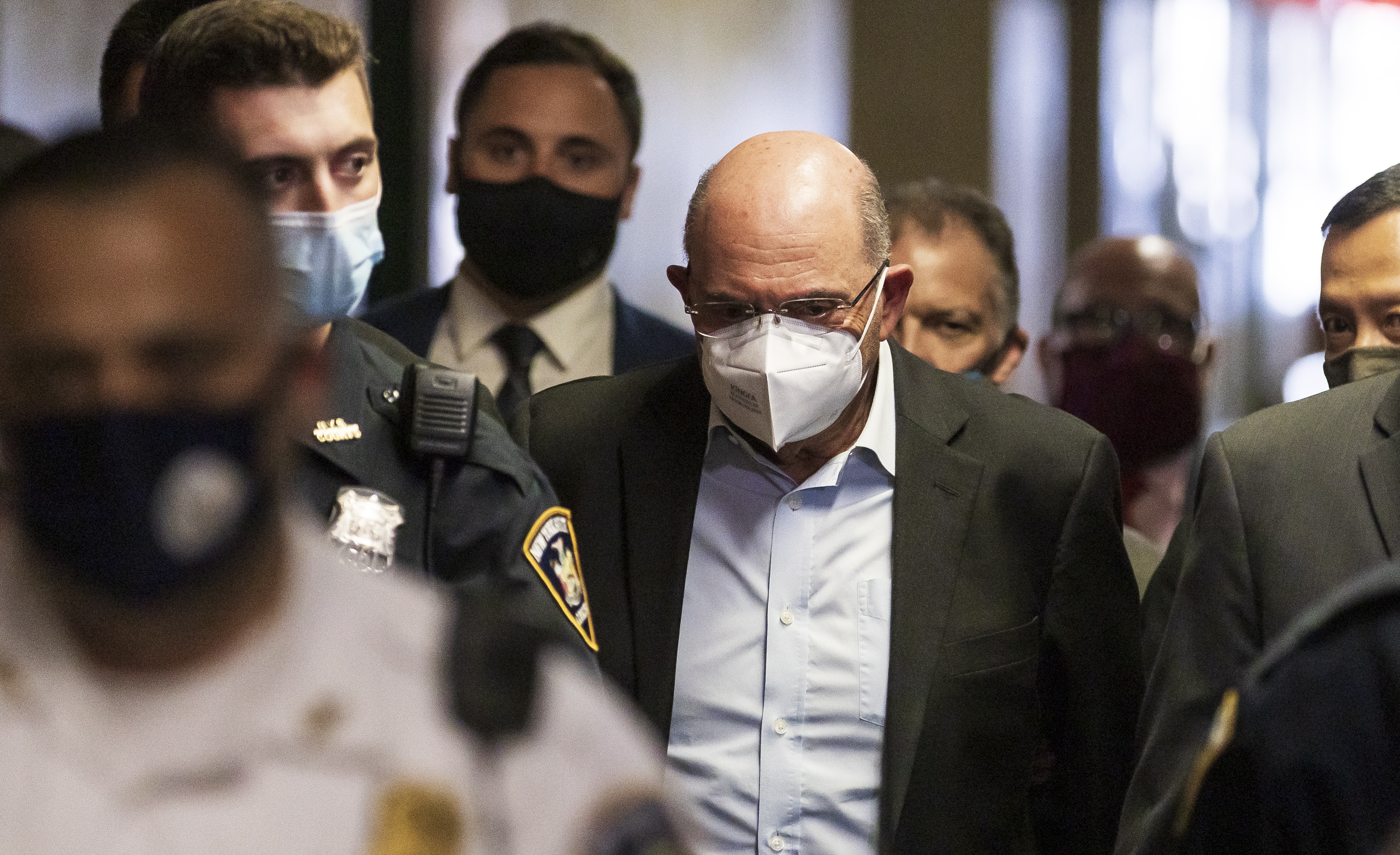 EA4812. NEW YORK (ESTADOS UNIDOS), 18/08/2022.- Fotografía de archivo fechada el 01 julio de 2021 de Allen Weisselberg (C) llegando a una audiencia en Nueva York (EE. UU). Allen Weisselberg, el exdirector financiero de la Organización Trump, se declaró este jueves culpable por haber conspirado durante años con la empresa en una trama de fraude fiscal, según medios locales. Weisselberg, que trabajó durante décadas para el negocio del expresidente estadounidense Donald Trump y que está considerado como uno de sus escuderos más fieles, alcanzó un acuerdo con la Fiscalía y se espera que sea sentenciado a cinco meses de cárcel, cinco años de libertad condicional y al pago de una multa de unos dos millones de dólares. EFE/ Justin Lane