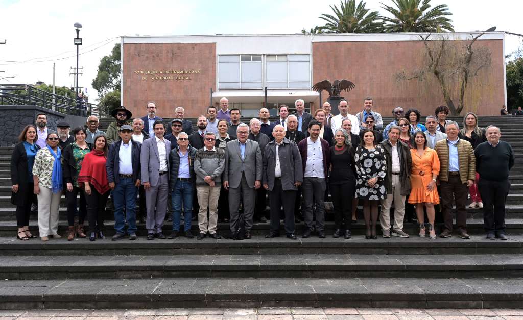 Mexico City (Mexico), 22/02/2023.- A handout photo made available by the Roundtable for Peace Dialogues: Colombian Government and the ELN, showing a group photo of representatives of the Colombian government and members of the ELN, in Mexico City, Mexico 22 February 2023.. The Colombian Minister of Justice, Nestor Ivan Osuna, participated this 22 February in the Peace Dialogue Table between the Government and the guerrillas of the National Liberation Army (ELN) to present the criminal policy reform bill and assured that 'the achievement of peace is the very justification' of the government of the president, Gustavo Petro. EFE/EPA/Roundtable for Peace Dialogues: Colombian Government and the ELN ONLY AVAILABLE TO ILLUSTRATE THE ACCOMPANYING NEWS (MANDATORY CREDIT) HANDOUT EDITORIAL USE ONLY/NO SALES