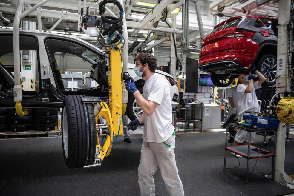 La oficina europea de estadística explicó que la caída es "muy superior" al 3% registrado a finales de 2008.