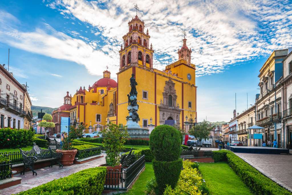 Fachada de la Basílica de Nuestra Señora de Guanajuato, ubicada en Guanajuato, México.