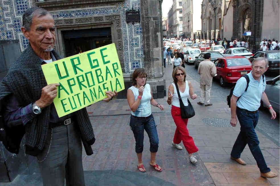 En 2007 en Ciudad de México se presentaron duras manifestaciones en favor de la eutanasia. / EFE