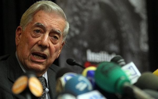 Mario Vargas Llosa afirmó que la literatura es una forma de disidencia muy peligrosa para los poderosos.  / Afp