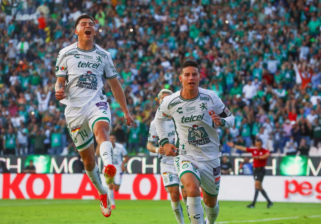 MEX856. LEON (MÉXICO), 25/01/2025.- James Rodríguez (d) y Ettson Ayón de León celebran un gol este sábado, en un partido por la jornada 3 del torneo Clausura 2025 de la Liga MX entre León y Juárez, en el estadio León en Guanajuato (México). El mundialista colombiano James Rodríguez convirtió un penalti para darle este sábado al León un triunfo por 1-0 sobre el Juárez FC, en la tercera jornada del torneo Clausura 2025 del fútbol mexicano. EFE/ Luis Ramírez