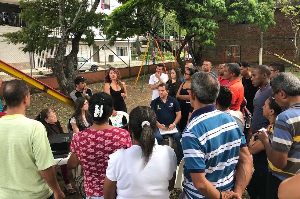 La directora de Asuntos Consulares de la Cancillería, Margarita Manjarrez, se reunió en Cali con los familiares de las víctimas del accidente de transito en Ecuador. / Cortesía