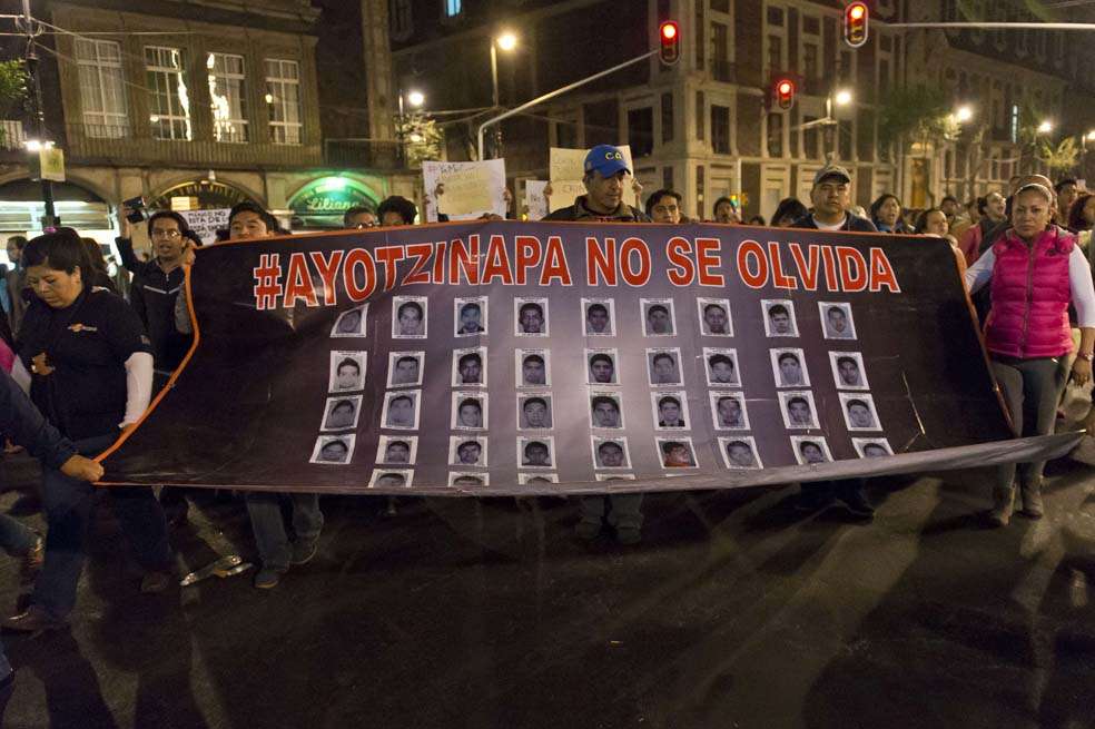Imágenes de los 43 estudiantes desaparecidos, durante una manifestación en México D.F. / AFP