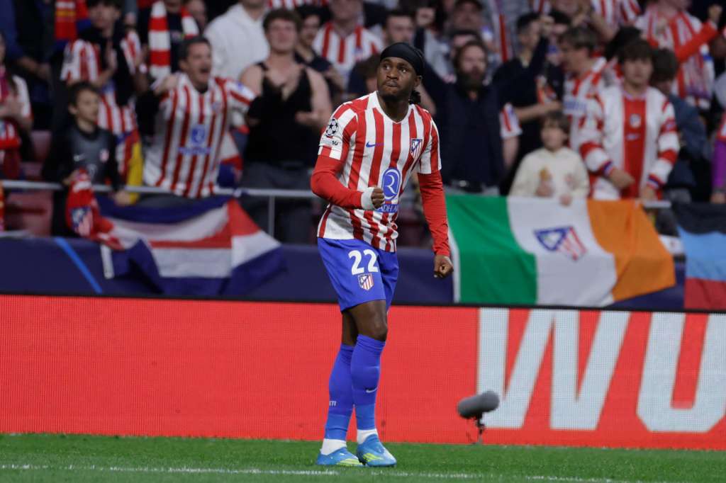 MADRID, 14/04/2026.- El delantero nigeriano del Atlético de Madrid Ademola Lookman celebra el primer gol de su equipo durante el partido de vuelta de los cuartos de final de la Liga de Campeones que Atlético de Madrid y FC Barcelona disputan este martes en el estadio Metropolitano, en Madrid. EFE/Juanjo Martín
