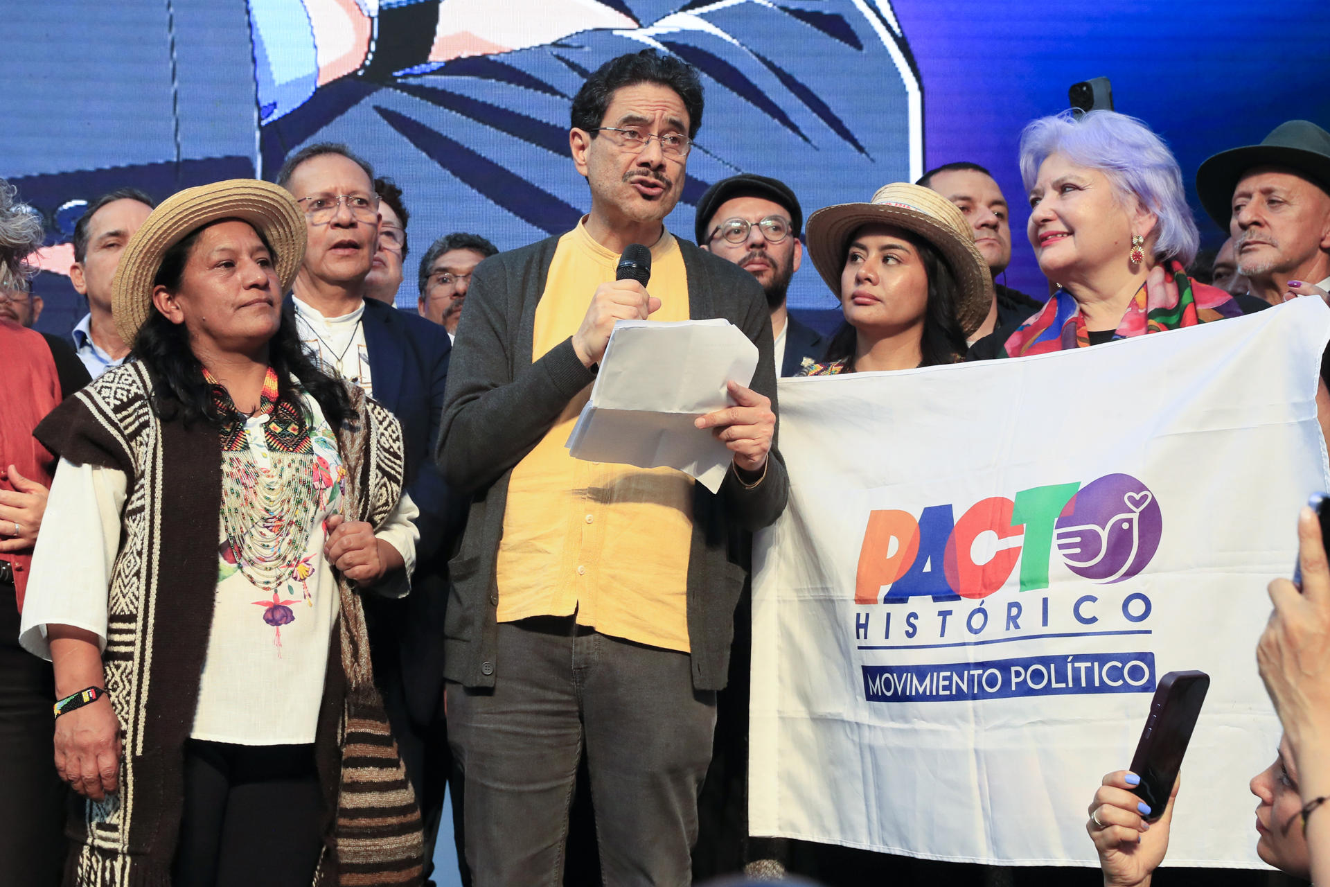 AME3078. BOGOTÁ (COLOMBIA), 11/03/2026.- El candidato a la Presidencia de Colombia por el partido oficialista Pacto Histórico, Iván Cepeda (c), habla junto a su formula vicepresidencial, la líder indígena Aida Quilcué (i), durante la inscripción de su candidatura este miércoles, en Bogotá (Colombia). Cepeda aseguró que buscará ganar las elecciones en la primera vuelta que se celebrará el próximo 31 de mayo. EFE/ Carlos Ortega